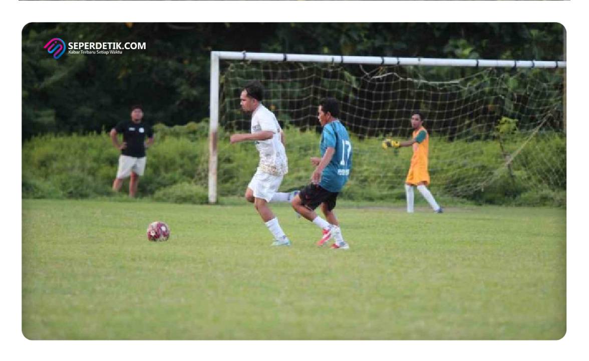 laga Persahabatan Sepak Bola ASN Parimo Versus ASN Touna. FOTO : Prokopim SETDA