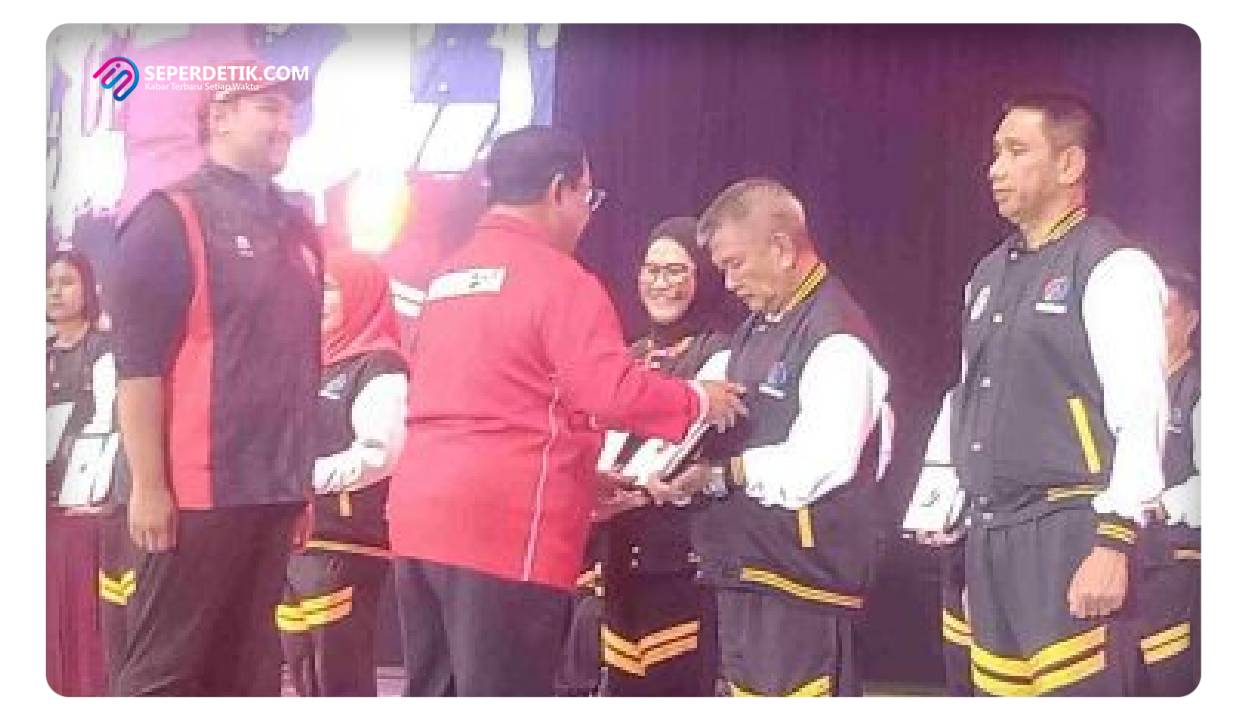 Menteri Pertahanan RI, Prabowo Subianto menyerahkan penghargaan Pelaku Olahraga Berprestasi Tahun 2023 kategori Pembina Olahraga kepada Bupati Parigi Moutong, Samsurizal Tombolotutu pada peringatan Hari Olahraga (Haornas) ke-XL tahun 2023 di Jakarta International Velodrome, Sabtu malam (9/9/2023).FOTO : ASLAN LAEHO.