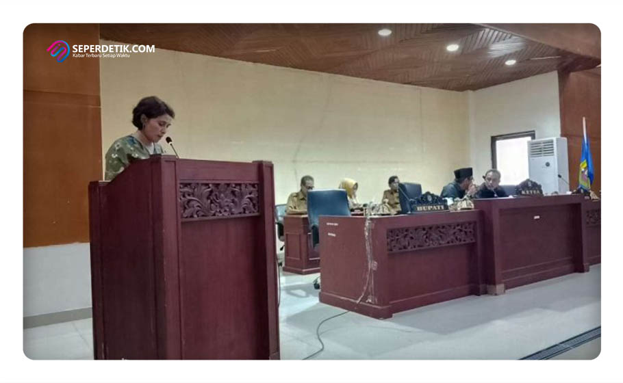 Asisten Administrasi Umum Sekertariat Daerah Kabupaten Parigi Moutong, Aswini Dimpel menyampaikan jawaban Bupati Parigi Moutong dalam sidang Paripurna DPRD Parimo. FOTO : Desmond Palari