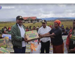 Kapolri Salurkan 264,7 Ton Beras dan 1.500 Sembako untuk Warga Papua yang Terdampak Kekeringan