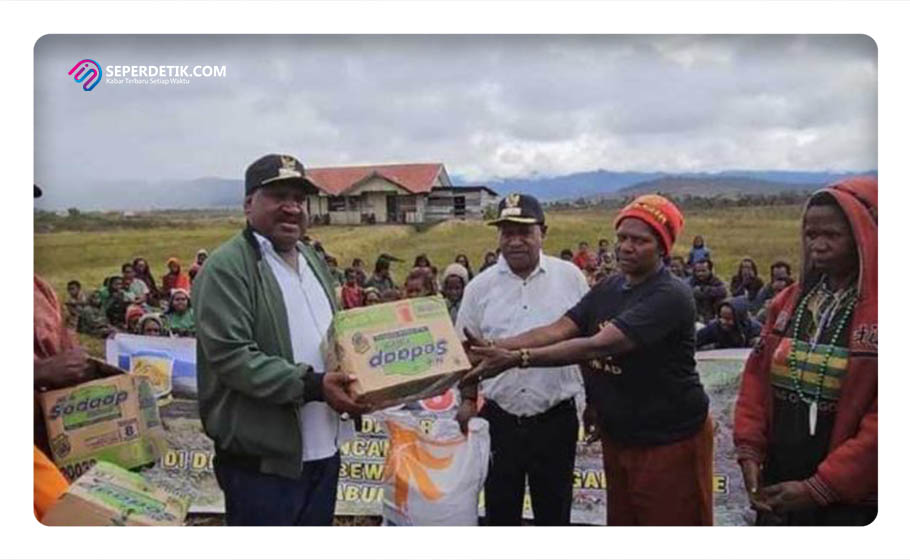 Penyerahan bantuan sembako kepada masyarakat Papua Tengah yang terdampak bencana kekeringan serta kelaparan. FOTO : Istimewa