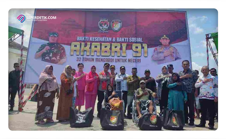 Kapolda Sulteng, Irjen Pol. Agus Nugroho dalam kesempatan tersebut secara simbolis menyerahkan bantuan sosial (bansos) paket sembako dan kursi roda kepada penyandang disabilitas. FOTO : Istimewa