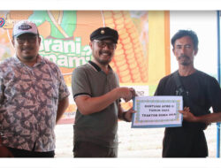 Sekda Zulfinasran Serahkan Bantuan pada 20 Kelompok Petani Jagung