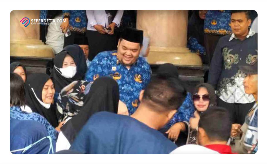 Pj Bupati Richard Arnaldo berpose untuk foto bersama dengan semua peserta upacara, menciptakan momen yang tak terlupakan dalam ikatan kebersamaan mereka. FOTO : Istimewa