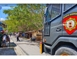 Ribuan Liter Air bersih disalurkan Polres Banggai di Pasar NKRI Luwuk Selatan