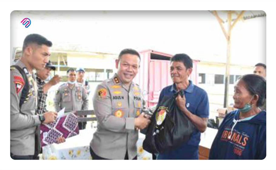 Kapolda Sulteng Irjen Pol. Dr. Agus Nugroho, S.I.K, S.H, M.H menyerahkan langsung paket sembako kepada masyarakat desa terujung dan terluar di Kecamatan Lore Selatan Kab. Poso. FOTO : Istimewa