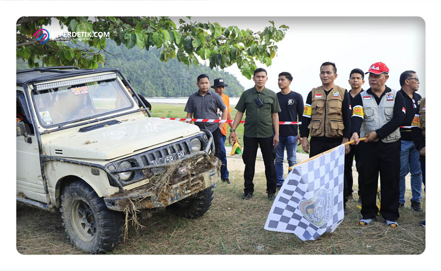 Kapolda Sulteng, Irjen Agus Nugroho, melepas offroader di Pantai Saluopa, Poso, Sulawesi, dalam event Silaturahmi Offroader Hari Pahlawan 2023. | Foto : Istimewah