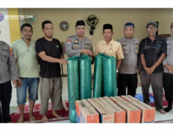 Wujud Kepedulian, Satgas Madago Raya Serahkan Bantuan ke TPA dan Masjid di Sigi