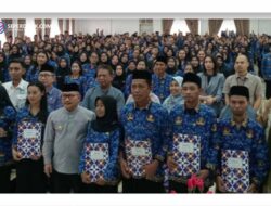 Bupati Banggai Amirudin Bersama Kaban BKPSDM Kadidikbud Serahkan SK-P3K