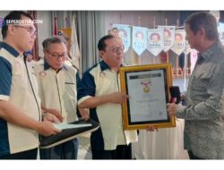 Prabowo Subianto Dapat Pin Emas dari SMSI untuk Dedikasi Demokrasi