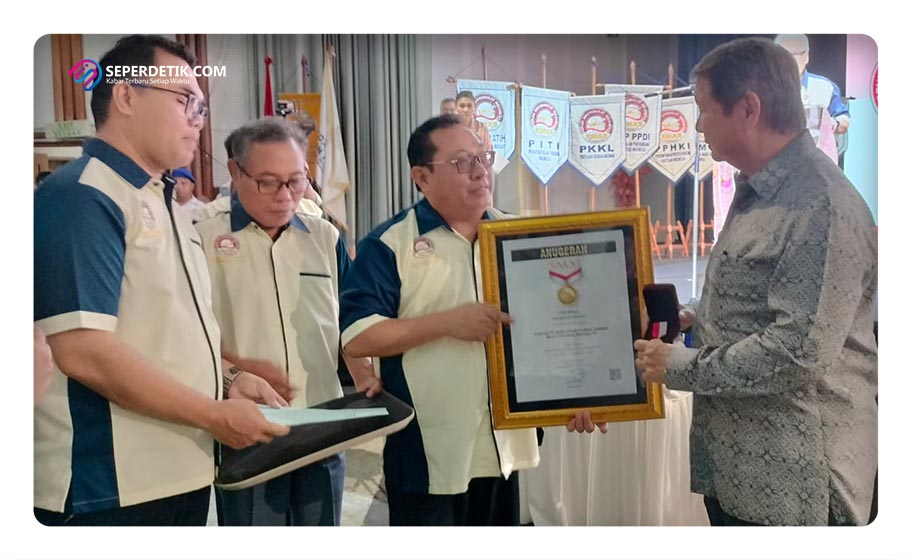 Foto : Prabowo Subianto Terima Pin Emas dari SMSI
