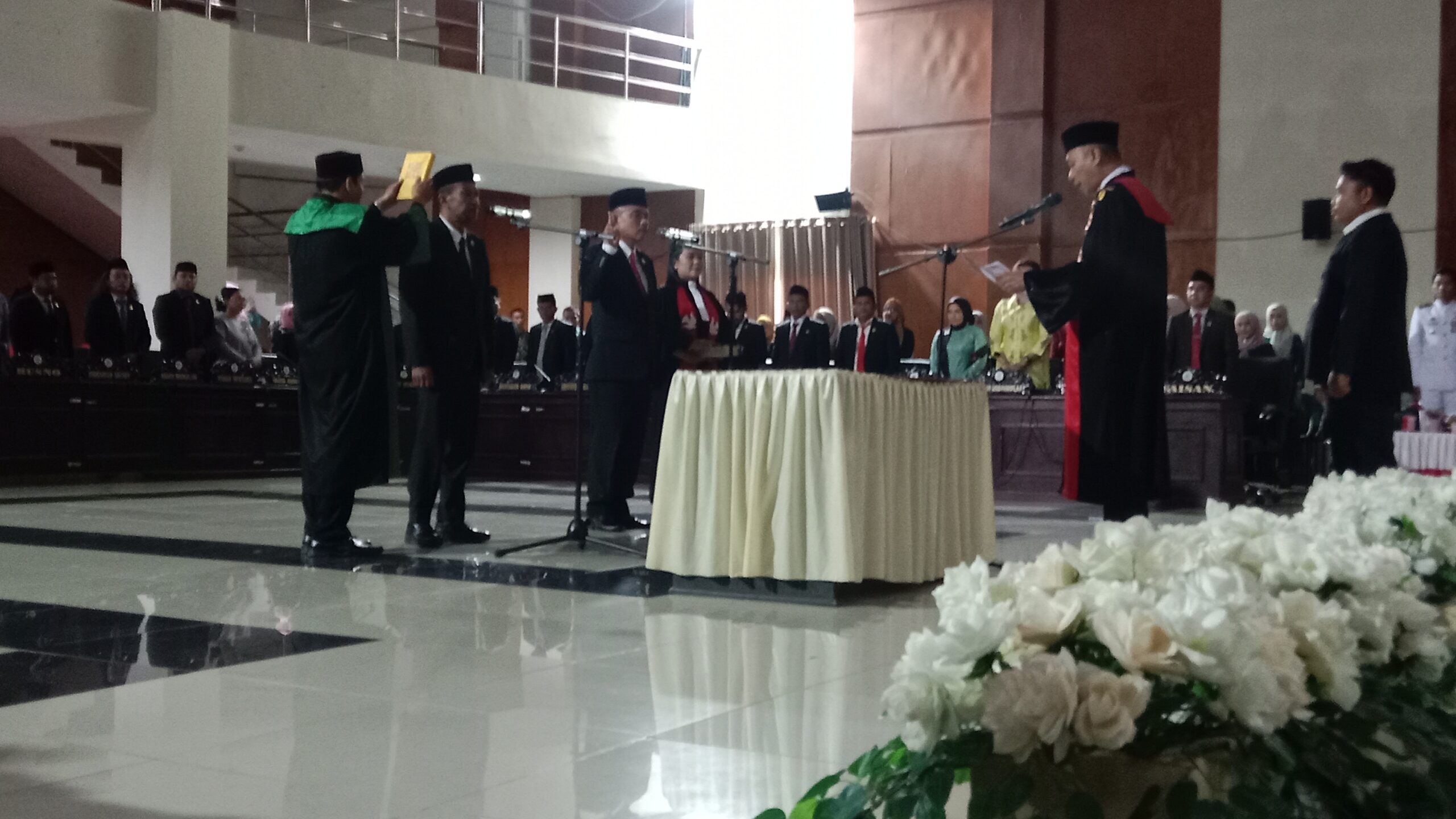 Pengambilan sumpah jabatan Ketua Wakil Ketua DPRD Parigi Moutong dipimipin langsung oleh Ketua Pengadilan Negeri (PN) Kelas II Parigi, Zainal Ahmad.