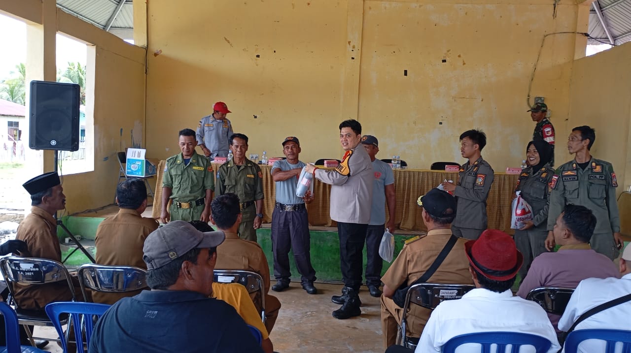 Penyerahan Door prize kepada PKTPS. Oleh Kapolsek Moutong AKP ISMAIL. SH. MH