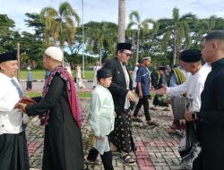 Pj Bupati Parimo Melaksanakan Solat Idul Fitri Berjamaah Di Halaman Kantor Bupati Parimo