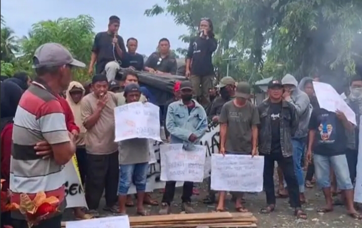 Masyarakat Demo di Kantor Desa, Desak Kades Mundur