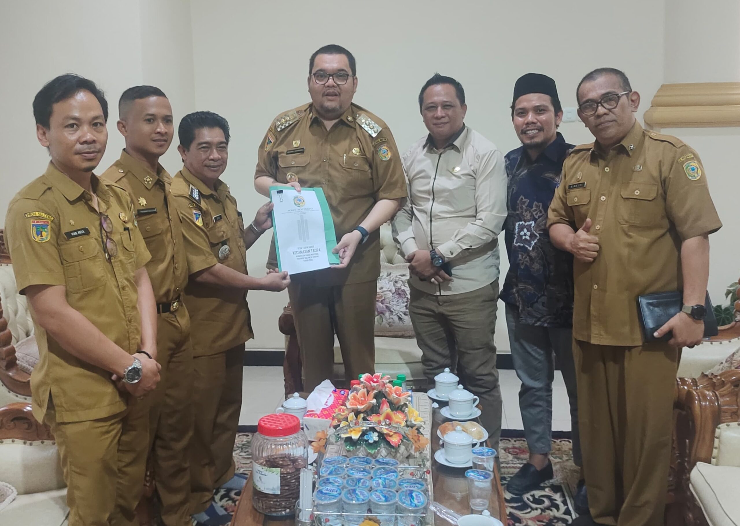 Anleg DPRD Candra Setiawan Serahkan Surat Hibah Persiapan Pembangunan Puskesmas Rawat Inap Ke Pemda Parimo
