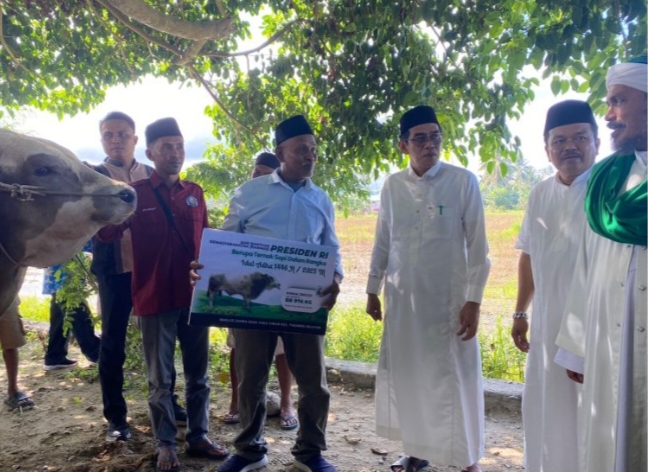 Bupati Parimo Terima Kurban dari Presiden RI, dan Menyerahkan Bantuan Kurban ke Masyarakat