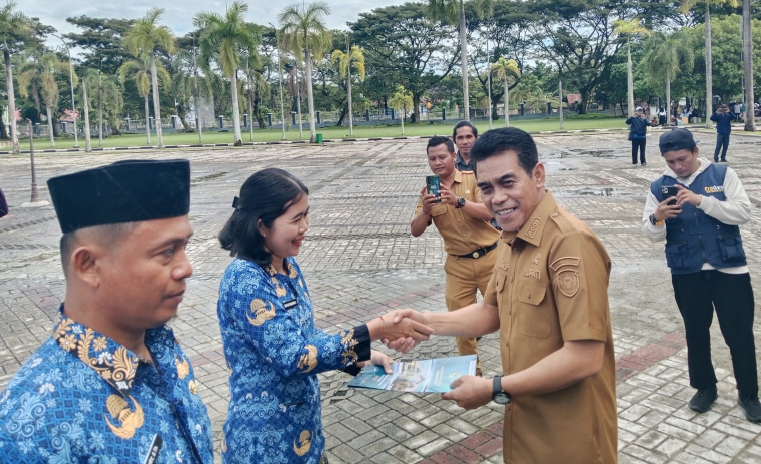 Bupati Parimo Erwin Burase Serahkan 1.187 SK kepada CPNS dan PPPK Formasi tahun 2024