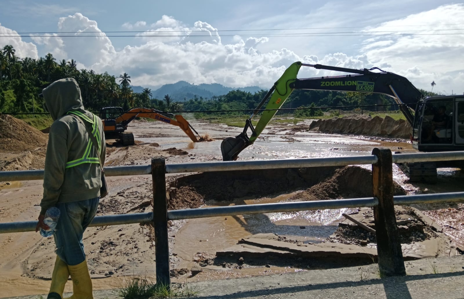 Koperasi Tambang Tunjukkan Aksi Nyata: Sigap Tangani Banjir di Desa Air Panas