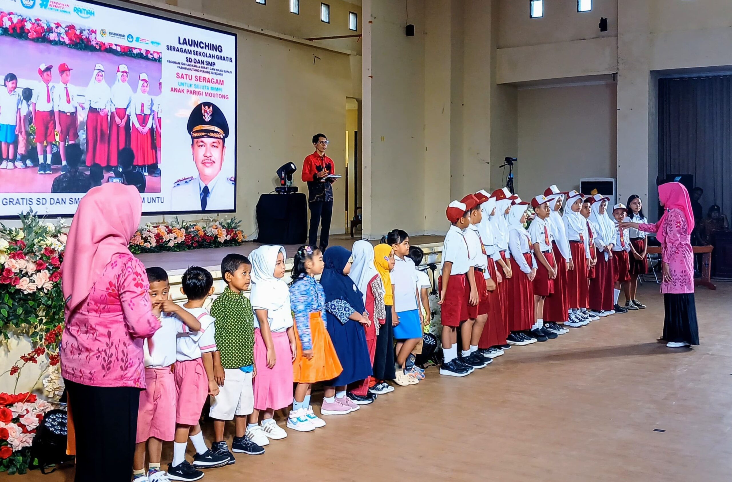 Pemda Parimo Meluncurkan Program Pembagian Seragam sekolah gratis bagi siswa baru jenjang SD dan SMP